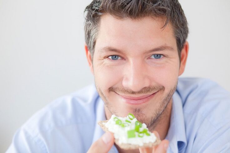 Men eat healthy foods to gain strength